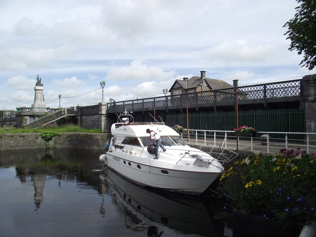 The Pier Hotel Limerick Junction Extérieur photo